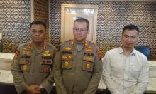Kabid Humas Polda Riau Kombes Pol Nandang Mu'min Wijaya didampingi Kabid Propam Polda Riau Kombes Yohanes saat press rilis terkait oknum A yang menyerahkan diri.