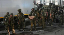 Pejuang Wagner menarik diri dari markas Distrik Militer Selatan untuk kembali ke pangkalan di kota Rostov-on-Don pada 24 Juni 2023 /Reuters