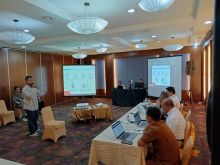 Caption: Seorang peserta tengah mempresentasikan proposal tentang pemikiran dan gagasan komprehensif dalam mendukung operasi migas di hadapan dewan juri di Aula Pertemuan PHR di Rumbai, Pekanbaru, Senin (3/7). Turut hadir juri tamu Dirjen Migas Kementerian ESDM Prof. Ir Tutuka Ariadji secara daring.