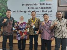 _Caption: CEO PTPN V Jatmiko Santosa (tengah) bersama ketua ASPEKPIR Setyono (dua kanan). Setyono yang juga ketua KUD Tunas Muda berhasil mengembangkan usaha peternakan sapi yang terintegrasi dengan perkebunan sawit. Usaha yang didukung penuh PTPN V tersebut kini mulai menuai hasil positif dan menja