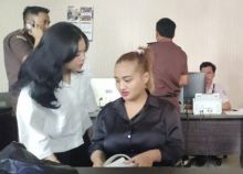 Resmi Ditahan usai Jadi Tersangka Soal Makan Babi, Lina Mukherjee Nangis. (Sumeks.co/Foto)