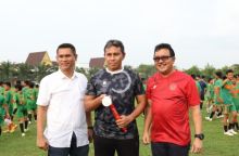 _Caption : Bima Sakti diapit SEVP Business Support PTPN V Rurianto (kaos merah kanan) dan Pembina SSB PTPN V Asmanudin Sinaga saat berkunjung ke sekolah sepakbola (SSB) PTPN V beberapa waktu lalu. Bima mengagumi pola pembinaan bakat sepakbola SSB PTPN V yang berhasil meraih beragam prestasi dalam be