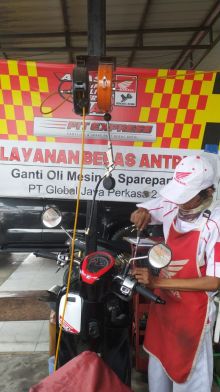 Mekanik Honda sedang melakukan pengecheckan minyak rem di salah satu motor konsumen setia Honda yang sedang service di AHASS