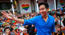 Pita Limjaroenrat, calon PM Thailand, menyapa para pendukung selama rapat umum untuk berterima kasih kepada para pemilih di Bangkok pada 9 Juli 2023 /AFP