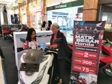 Salah satu counter sales Honda sedang melayani konsumen di Pameran HPMD di Mall SKA Pekanbaru