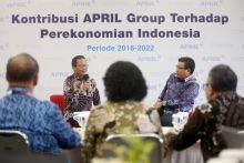 Uka Wikarya, Kepala Grup Kajian Ekonomi Regional dan Kebijakan Sumber Daya Negeri LPEM FEB Universitas Indonesia bersama Sihol Aritonang, Direktur Utama PT Riau Andalan Pulp and Paper (unit usaha APRIL Group) memaparkan hasil riset LPEM FEB UI terhadap dampak makroekonomi APRIL Group periode 2016-20