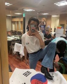 2 Kali The 1975 Mencederai Sebuah Negara, Mulai Cium Sesama Jenis-Injak Bendera Korea Selatan. (Twitter/Foto)