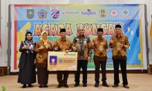 Penyerahan KTA e-Money BRK Syariah secara simbolis