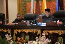 Wakil ketua DPRD Riau Syafaruddin Poti memimpin sidang paripurna pengumuman reses 