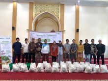 Semarak Muharram, Pegadaian Syariah bersama IZI Riau Berbagi Bingkisan Guru Ngaji