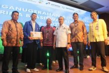 Arryan Naufal (dua dari kiri) usai menerima sertifikat penerima Beasiswa Prestasi PHR yang diserahkan Gubernur Riau Syamsuar saat acara Penganugerahan dan Inaugurasi Penerima Beasiswa Prestasi PHR 2023 di Gedung Pertemuan RCC Rumbai, Rabu (267).