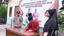 Asisten Pemkesra Siak Saksikan Penyerahan Bantuan Rumah Layak Huni Program Baznas dan Polres Siak