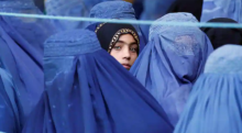 Sekelompok wanita, berjilbab dalam burqa, di Afghanistan /Reuters