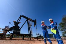 Caption: Pekerja PT Pertamina Hulu Rokan (PHR) saat melakukan aktivitas pekerjaan di area sumur minyak untuk mendukung ketahanan energi nasional dari WK Rokan.