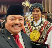 Idris Laena bersama presiden Jokowi (foto: istimewa)
