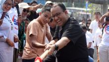 Pakai Baju JIS, Anies Ikut Lomba Agustusan dengan Warga di Jaksel HUT RI ke-78. (CNNIndonesia/Foto)