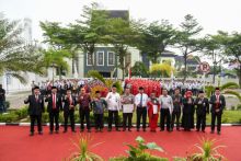 Penyerahan penghargaan usai upacara HUT RI di halamanan kantor pusat BRK Syariah
