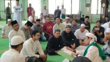 Mengucap Kalimat Syahadat pemuda asal Bandung saat masuk islam di masjid agunf istoqomah Bengkalis