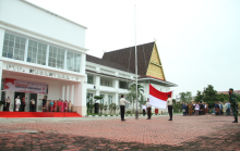 Peringatan HUT RI ke-78 di Kantor Direksi PT Perkebunan Nusantara V berlangsung meriah dengan seragam tradisional yang dikenakan jajaran direksi hingga karyawan perusahaan.
