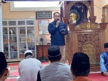 PTPN V diwakili Corporate Secretary Bambang Budi Santoso (seragam warna navy) saat memberikan sambutan disela-sela penyaluran bantuan program TJSL di Kabupaten Siak, Riau, belum lama ini.