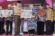 bank bjb Terima Penghargaan OJK