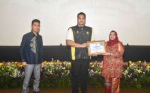 Bupati Kasmarni saat mendapatkan penghargaan dari Kemenpora