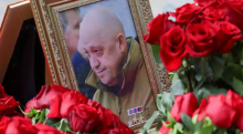 Pemandangan menunjukkan foto berbingkai Yevgeny Prigozhin di makamnya di pemakaman Porokhovskoye di Saint Petersburg pada 30 Agustus 2023 /Reuters