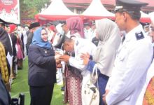 Bupati Kasmarni saat melantik 92 orang Pj Kades