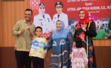 Bupati Kasmarni dan Letkol Inf Endik YH beserta Istri dan anaknya