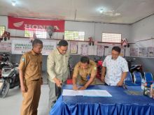 Penandatanganan serah terima sepeda motor Honda dari Yayasan Astra Motor Honda bersama Capella Honda kepada SMKN 3 Mandau