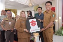 Bupati Bengkalis Kasmarni saat menyerahkan kunci ambulamce kepada Pj Kades Pangkalan Barat Marvin Samudra