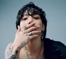Jungkook BTS Dirumorkan Kolaborasi dengan J Balvin, Fans Keberatan. (Tangkapan layar/VogueSingapura)