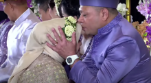 Momen Raul Lemos Cium Kening Aurel saat Sungkeman 7 Bulanan, Netizen: Terharu!. (Tangkapan Layar/YouTube AH)