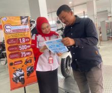 Sales Honda motor melayani konsumen 