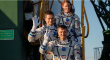 Kosmonot Roscosmos Oleg Kononenko, Nikolai Chub dan astronot NASA Loral O'Hara menaiki pesawat ruang angkasa Soyuz MS-24 di kosmodrom Baikonur, Kazakhstan, 15 September 2023 /Reuters