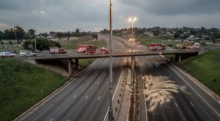 Gambar tampilan umum dari jalan raya N12 yang ditutup saat paramedis dan personel layanan darurat bekerja di lokasi kecelakaan tanker diesel di Johannesburg / Gambar perwakilan /AFP
