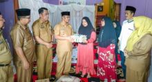 Wabup Bengkalis saat menberikan santunan