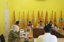 Engah Eet saat menggelar rapat bersama DPD Golkar Riau