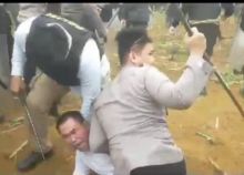 Polda Lampung Selidiki Oknum Polisi Injak Kepala Warga Hingga Lakukan Kekerasan saat Demo Konflik Agraria. (Tangkapan Layar/lampungnewspaper.disway.id)