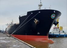 Aktivitas pengapalan komoditas minyak sawit mentah atau crude palm oil (CPO) di Pelabuhan Dumai, Riau. PTPN V sepanjang tahun ini telah mengekspor 20.000 ton CPO ke India dan Eropa serta berhasil memperoleh devisa hingga USD18,22 Juta.