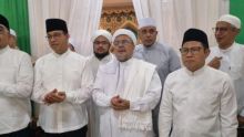 Anies Baswedan dan Muhaimin Iskandar menghadiri undangan pernikahan putri Habib Rizieq. Sumber: Tribunnews.com