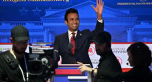 Pengusaha Vivek Ramaswamy melambai di akhir debat utama presiden kedua Partai Republik di Perpustakaan Kepresidenan Ronald Reagan di Simi Valley, California, pada 27 September 2023 /AFP
