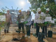 Direktur Pengendalian dan Pencemaran Air (PPA) Kementerian LHK Nety Widayati didampingi Manager ECSR PHR Wan Dedi Yudishtira melakukan penanaman  pohon di area pembangunan Ekoriparian di Kampus UMRI, Senin (25/9). Pengembangan Ekoriparian yang didukung penuh PT Pertamina Hulu Rokan mendapat apresias