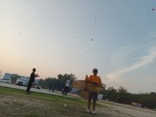 M Friyoga salah seorang anak anak yang sedang bermain layangan di lapangan pasir taman andam dewi Bengkalis