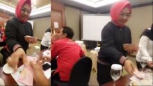 Tangkapan gambar video Wakil Bupati (Wabup) Blora, Tri Yuli Setyowati bagikan uang gepokan. Sumber: TV One