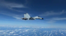 Jet tempur J-11 Angkatan Laut China, yang terekam terbang dekat dengan pesawat RC-135 Angkatan Udara AS di wilayah udara internasional di atas Laut China Selatan pada tahun 2022 /Reuters