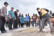 Bupati Kasmarni saat meninjau pengerjaan proyek jalan lingkar