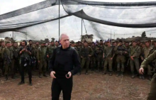 Menteri Pertahanan Israel Yoav Gallant bertemu tentara di sebuah lapangan dekat perbatasan Israel dengan Jalur Gaza /Reuters