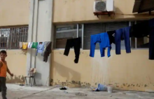 Seorang anak laki-laki berjalan di halaman sebuah sekolah tempat keluarga Lebanon yang mengungsi dari desa-desa dekat perbatasan selatan berlindung di kota Tyre, pada 19 Oktober 2023 /AFP