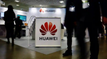 Pengunjung berjalan melewati logo Huawei di World Artificial Intelligence Cannes Festival (WAICF) di Cannes, Prancis, 10 Februari 2023 /Reuters